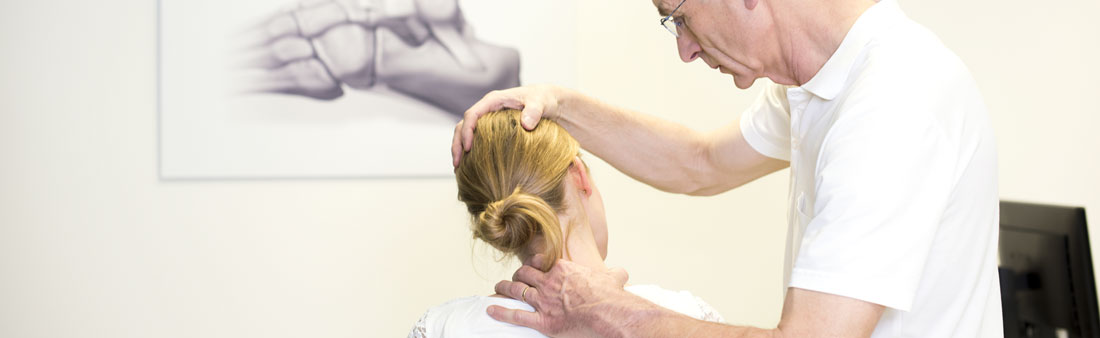 Anwendung der manuellen Medizin bei einer Patientin