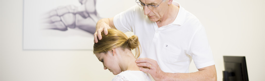 Patientin mit Nackenschmerzen in Behandlung 